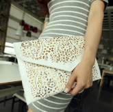 Bolsa Branca vazada com desenhos dourados