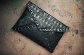 Handbag com desenhos vazados de caveira